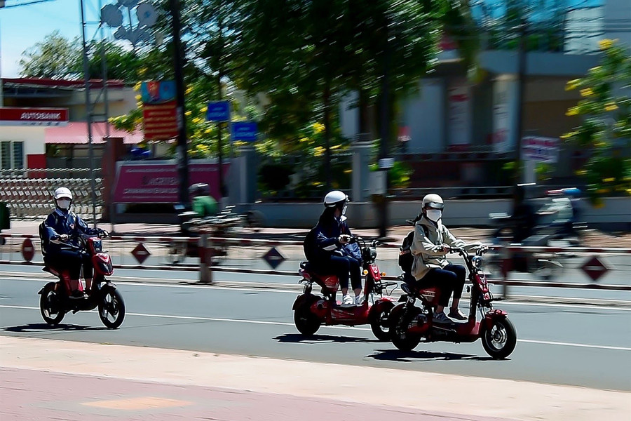 Sở Giáo dục và Đào tạo đề nghị các cơ quan, đơn vị trường học tăng cường tuyên truyền, xử lý học sinh không đủ tuổi sử dụng xe máy điện tham gia giao thông. Ảnh: Đức Thụy Sở Giáo dục và Đào tạo đề nghị các cơ quan, đơn vị trường học tăng cường tuyên truyền, xử lý học sinh không đủ tuổi sử dụng xe máy điện tham gia giao thông. Ảnh: Đức Thụy