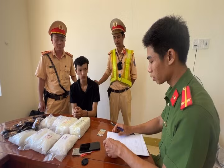 T.P.D. cùng tang vật. (Ảnh: C.A)