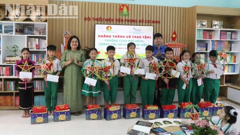 Phó Chủ tịch Ủy ban nhân dân tỉnh Đắk Lắk H'Yim Kdoh và anh Lê Hải Long, Ủy viên Ban Thường vụ, Trưởng Ban công tác Thiếu nhi Trung ương Đoàn, Phó Chủ tịch Thường trực Hội đồng Đội Trung ương trao học bổng và tặng quà cho các cháu học sinh Trường Tiểu học Võ Thị Sáu. Phó Chủ tịch Ủy ban nhân dân tỉnh Đắk Lắk H'Yim Kdoh và anh Lê Hải Long, Ủy viên Ban Thường vụ, Trưởng Ban công tác Thiếu nhi Trung ương Đoàn, Phó Chủ tịch Thường trực Hội đồng Đội Trung ương trao học bổng và tặng quà cho các cháu học sinh Trường Tiểu học Võ Thị Sáu.