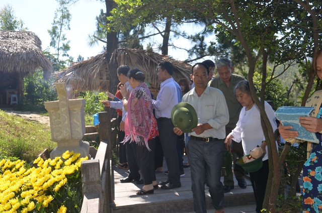 Người dân đến viếng mộ Đại tướng Võ Nguyên Giáp tại Vũng Chùa - Đảo Yến (Ảnh Hoàng Phúc) Người dân đến viếng mộ Đại tướng Võ Nguyên Giáp tại Vũng Chùa - Đảo Yến (Ảnh Hoàng Phúc)