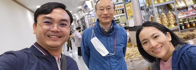 Từ trái sang: Ông Phan Văn Hiệu, GS-TS Park, TS Lê Thị Hồng Vân tại một hội chợ nhân sâm ở Hàn Quốc. Ảnh: PHAN VĂN HIỆU