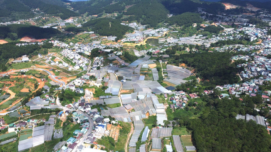 Đà Lạt từng là nơi có khí hậu trong lành, nhưng vài năm trở lại đây, Đà Lạt liên tục xuất hiện các điều kiện thời tiết cực đoan như nắng nóng, mưa lũ và sạt lở. Ảnh: Hữu Long Đà Lạt từng là nơi có khí hậu trong lành, nhưng vài năm trở lại đây, Đà Lạt liên tục xuất hiện các điều kiện thời tiết cực đoan như nắng nóng, mưa lũ và sạt lở. Ảnh: Hữu Long