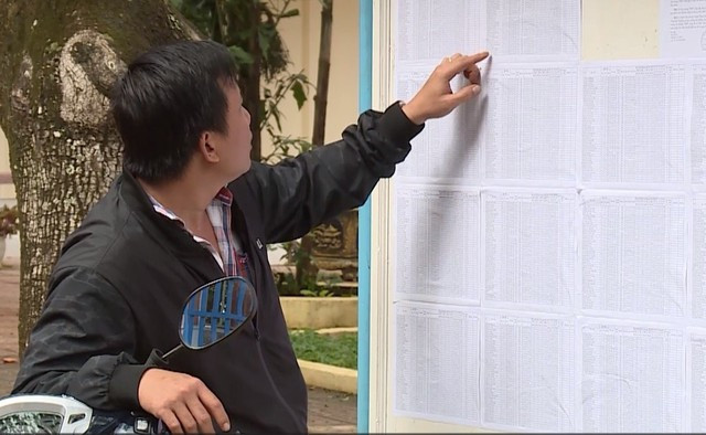 Phụ huynh dò tìm điểm thi vào lớp 10 của con em mình trên địa bàn TP.Buôn Ma Thuột. Ảnh: CTV