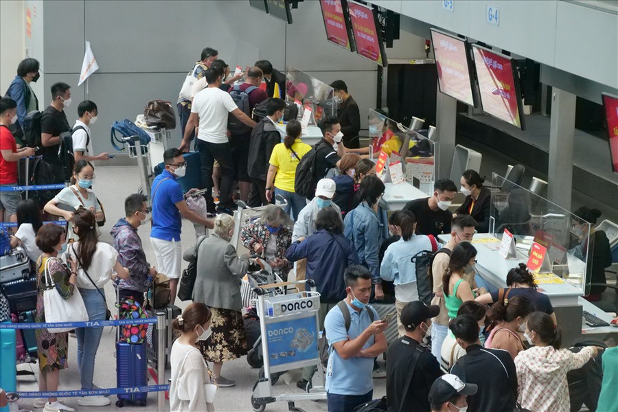 Hành khách làm thủ tục tại ga quốc tế sân bay Tân Sơn Nhất tháng 8.2022. Ảnh: Anh Tú