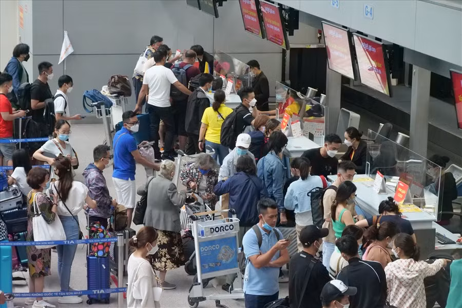 Hành khách làm thủ tục tại ga quốc tế sân bay Tân Sơn Nhất tháng 8.2022. Ảnh: Anh Tú