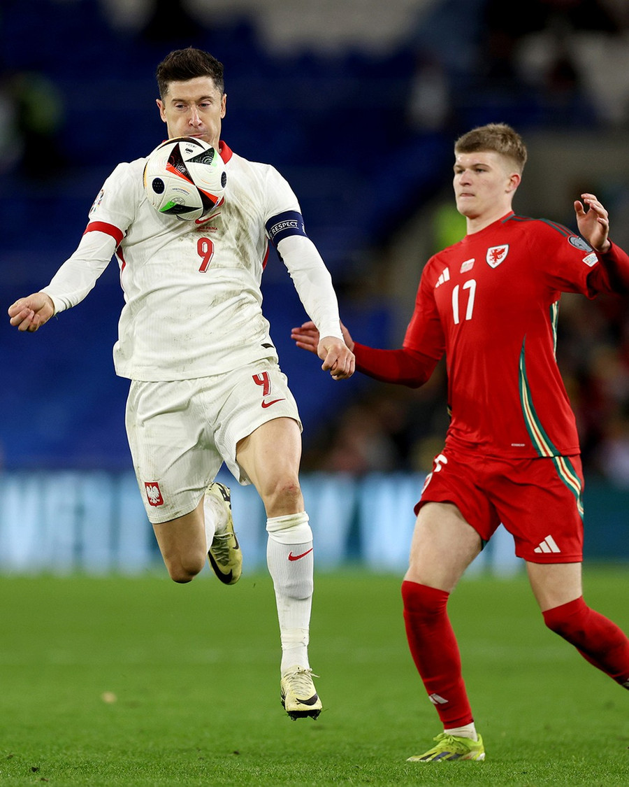 Lewandowski (áo trắng) cùng Đội tuyển Ba Lan giành vé đến Đức. (Nguồn: UEFA) Lewandowski (áo trắng) cùng Đội tuyển Ba Lan giành vé đến Đức. (Nguồn: UEFA)