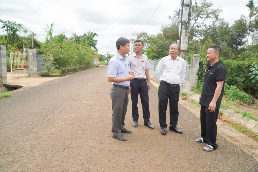 Ông Nguyễn Ngọc Tuấn (bìa phải), Phó Chủ tịch UBND phường Thống Nhất (thị xã Buôn Hồ) trao đổi phương án mở rộng đường giao thông.