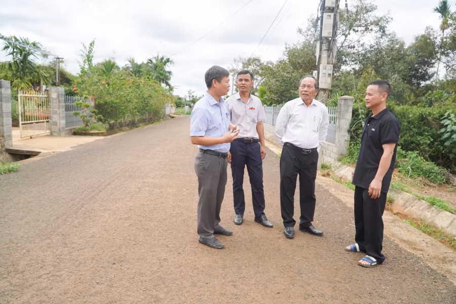 Ông Nguyễn Ngọc Tuấn (bìa phải), Phó Chủ tịch UBND phường Thống Nhất (thị xã Buôn Hồ) trao đổi phương án mở rộng đường giao thông. Ông Nguyễn Ngọc Tuấn (bìa phải), Phó Chủ tịch UBND phường Thống Nhất (thị xã Buôn Hồ) trao đổi phương án mở rộng đường giao thông.