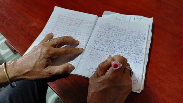 Bản thảo của cuốn sách viết về người Cơ Tu do già Bríu Pố viết dày lên theo năm tháng