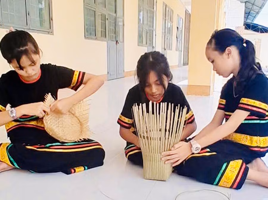 Để giúp học sinh tự tin, vui vẻ hơn, Trường THCS Dân tộc Nội trú huyện Krông Pa đã tổ chức các hoạt động ngoại khóa phù hợp với thực tiễn địa phương. Ảnh: Mai Ka