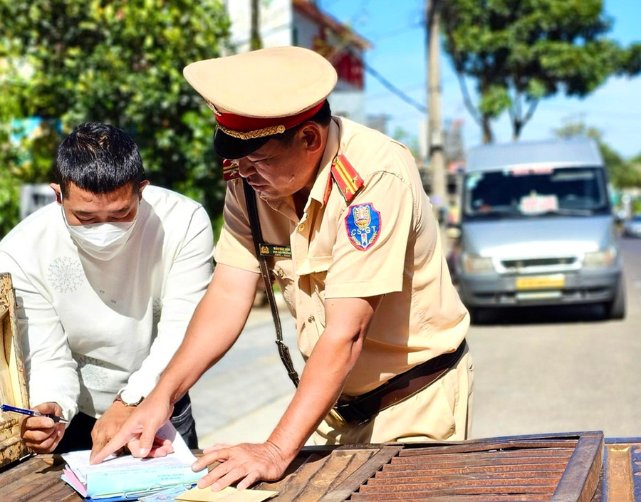 Công an TP. Pleiku xử lý trường hợp lái xe dừng, đỗ xe không đúng quy định. Ảnh: Minh Phương Công an TP. Pleiku xử lý trường hợp lái xe dừng, đỗ xe không đúng quy định. Ảnh: Minh Phương