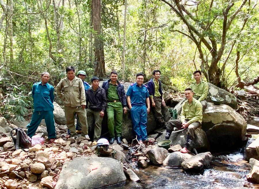 Lực lượng Kiểm lâm và cộng đồng làng B'là (xã Đak Song) tuần tra, bảo vệ rừng. Ảnh: Lê Nam Lực lượng Kiểm lâm và cộng đồng làng B'là (xã Đak Song) tuần tra, bảo vệ rừng. Ảnh: Lê Nam