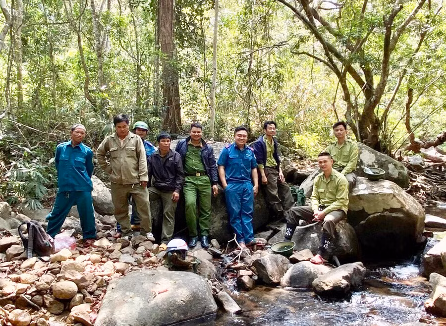 Lực lượng Kiểm lâm và cộng đồng làng B'là (xã Đak Song) tuần tra, bảo vệ rừng. Ảnh: Lê Nam Lực lượng Kiểm lâm và cộng đồng làng B'là (xã Đak Song) tuần tra, bảo vệ rừng. Ảnh: Lê Nam