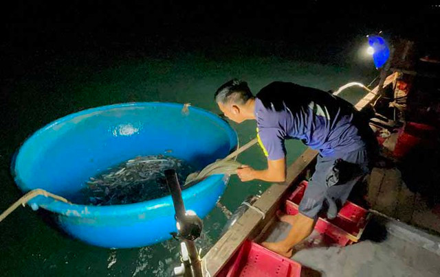 Gian nan nghề 'rớ chồ' biển - Ảnh 3. Chuẩn bị bữa tối trên thuyền đánh bắt