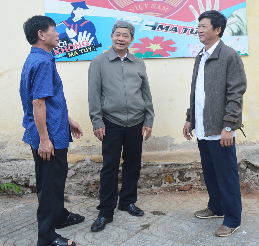 Ông Đào Nam Sơn (bìa phải) trao đổi với cán bộ tổ dân phố 3 về mô hình “Khu dân cư nói không với ma túy”. Ảnh: Anh Huy Ông Đào Nam Sơn (bìa phải) trao đổi với cán bộ tổ dân phố 3 về mô hình “Khu dân cư nói không với ma túy”. Ảnh: Anh Huy