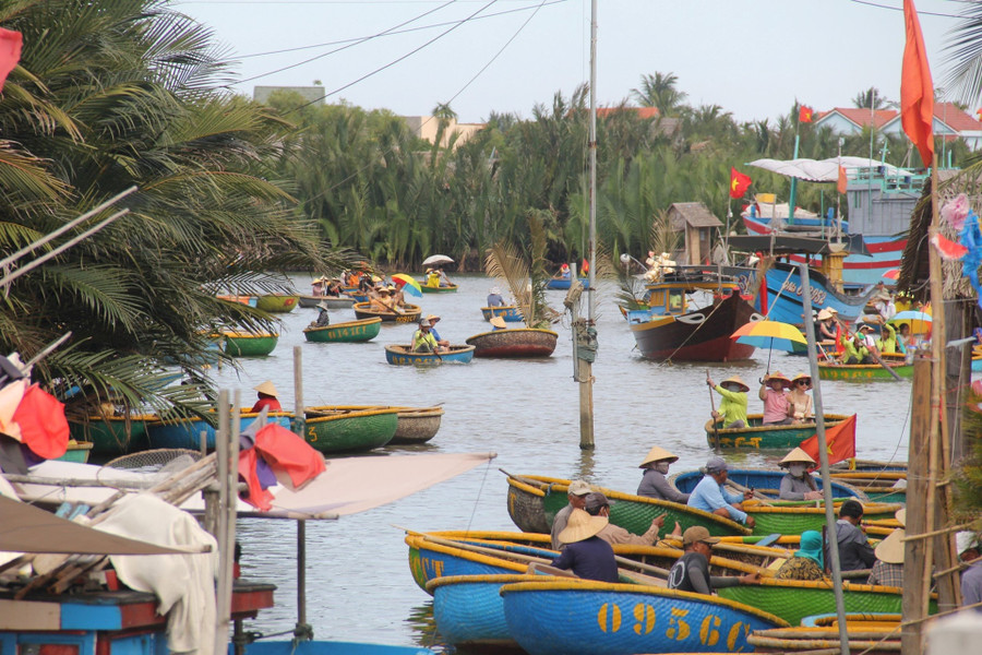 Rộn ràng du lịch Cẩm Thanh. Ảnh: B.P Rộn ràng du lịch Cẩm Thanh. Ảnh: B.P