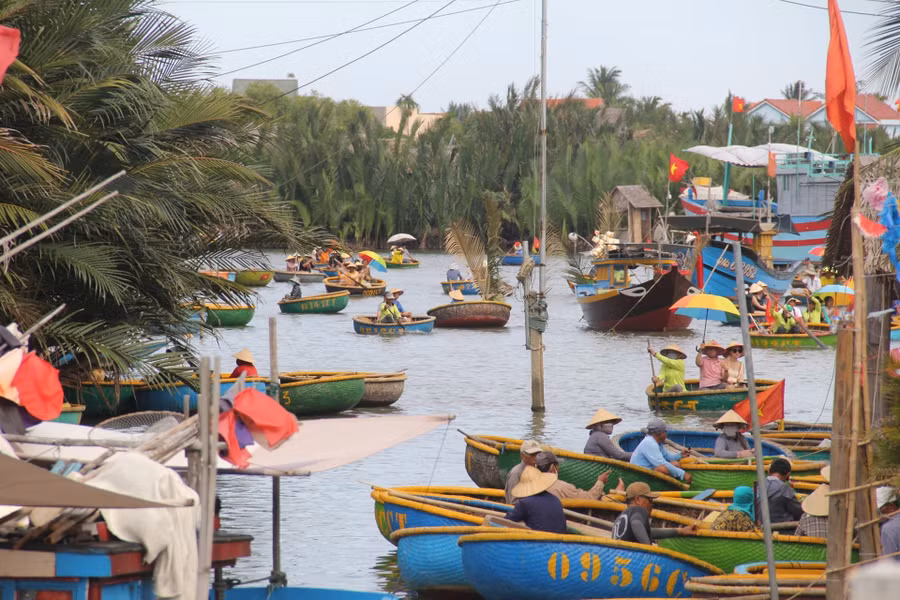 Rộn ràng du lịch Cẩm Thanh. Ảnh: B.P