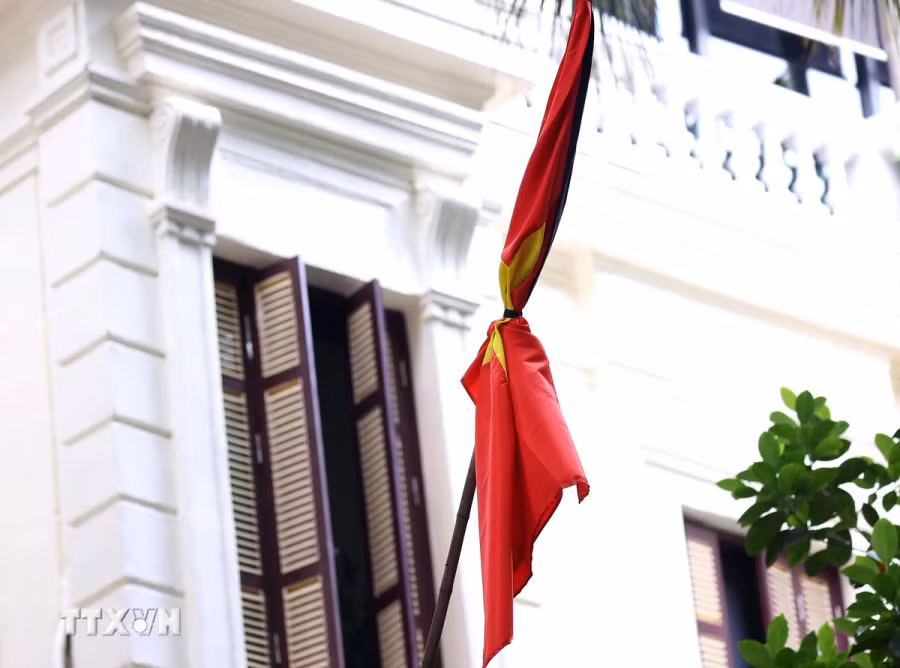 Treo cờ rủ tưởng nhớ Tổng Bí thư Nguyễn Phú Trọng. (Ảnh: Văn Điệp/TTXVN)