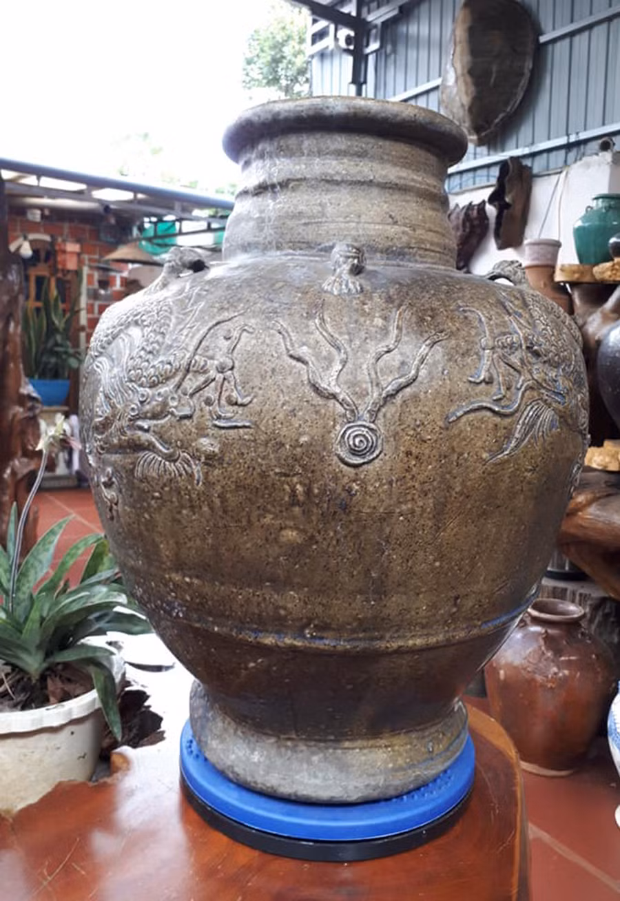 Hình tượng rồng trên ché thời kỳ đầu nhà Minh (Trung Quốc) với mô típ “Lưỡng long tranh châu” đang được nhà sưu tầm Ngô Ngọc Tám (TP. Pleiku) lưu giữ. Ảnh: X.T