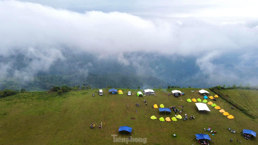 Thảo nguyên Bùi Hui là địa điểm dã ngoại lý tưởng, thu hút đông đảo người dân bản địa và du khách thập phương tới cắm trại, vui chơi ngắm hoàng hôn và bình minh của các phượt thủ. Anh Mai Văn Lực (trú xã Bình Hiệp, huyện Bình Sơn) cho biết, vào những dịp cuối tuần anh thường dẫn vợ và con lên đây cắm trại qua đêm. Khung cảnh nơi đây thật tuyệt vời, có thể săn mây vào buổi sáng, chiều về chìm trong cảnh hoàng hôn thơ mộng. Ảnh: GREENCAMP.