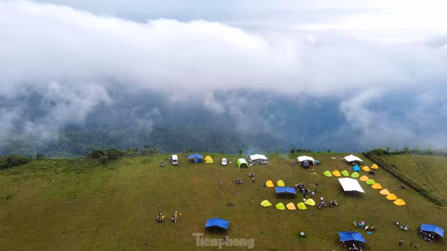 Thảo nguyên Bùi Hui là địa điểm dã ngoại lý tưởng, thu hút đông đảo người dân bản địa và du khách thập phương tới cắm trại, vui chơi ngắm hoàng hôn và bình minh của các phượt thủ. Anh Mai Văn Lực (trú xã Bình Hiệp, huyện Bình Sơn) cho biết, vào những dịp cuối tuần anh thường dẫn vợ và con lên đây cắm trại qua đêm. Khung cảnh nơi đây thật tuyệt vời, có thể săn mây vào buổi sáng, chiều về chìm trong cảnh hoàng hôn thơ mộng. Ảnh: GREENCAMP.