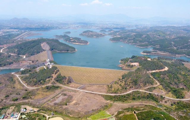 Khu vực hồ Đại Ninh, nơi siêu dự án Sài Gòn Đại Ninh của đại gia Nguyễn Cao Trí đang "đứng bánh". Khu vực hồ Đại Ninh, nơi siêu dự án Sài Gòn Đại Ninh của đại gia Nguyễn Cao Trí đang "đứng bánh".