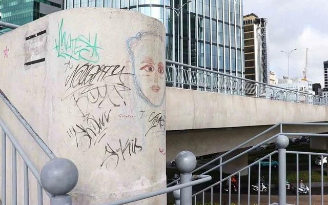 Cầu Ba Son liên tục bị bôi bẩn, ảnh chụp hồi tháng 8.2023. Ảnh Chiêu Ngô