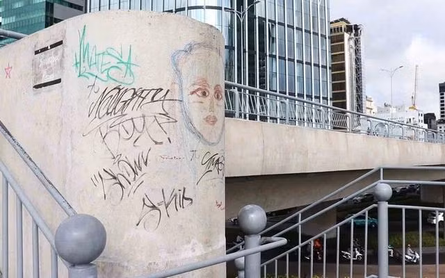 Cầu Ba Son liên tục bị bôi bẩn, ảnh chụp hồi tháng 8.2023. Ảnh Chiêu Ngô