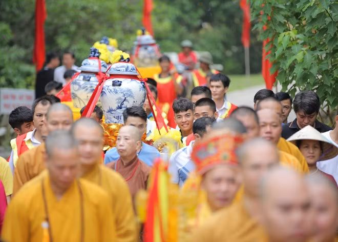 Lễ rước nước thiêng cầu cho quốc thái dân an; cầu mong mưa thuận gió hòa, mùa màng bội thu, ấm no cho người dân. (Ảnh: Chu Hiệu/TTXVN)