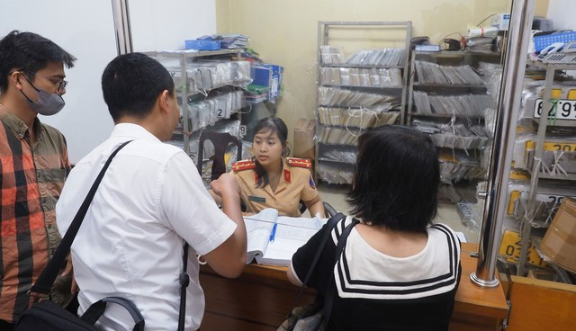 Người dân tới trụ sở cơ quan công an làm thủ tục đăng ký xe, cấp biển số. Ảnh: Phúc Bình