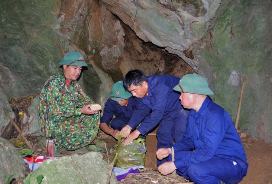 Lực lượng chức năng tìm kiếm hài cốt liệt sĩ trong hang đá. Ảnh: THANH LỘC Lực lượng chức năng tìm kiếm hài cốt liệt sĩ trong hang đá. Ảnh: THANH LỘC