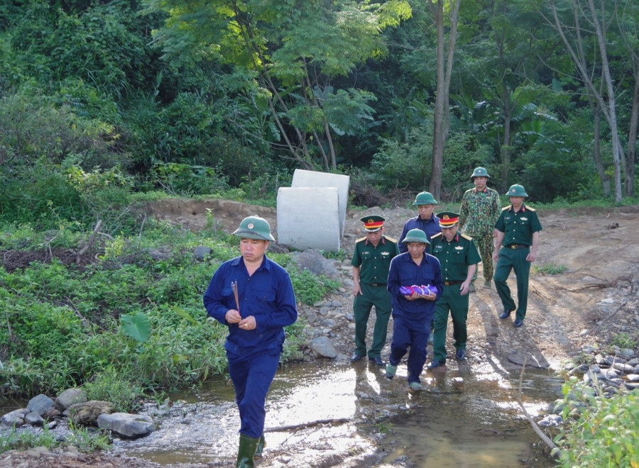 Bộ đội đưa hài cốt liệt sĩ về nơi tập kết, chờ tổ chức truy điệu. Ảnh: THANH LỘC Bộ đội đưa hài cốt liệt sĩ về nơi tập kết, chờ tổ chức truy điệu. Ảnh: THANH LỘC