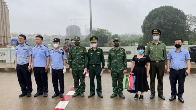 Ngày 14-4, Công an TP Móng Cái phối hợp tiếp nhận chị N. từ phía cơ quan chức năng Trung Quốc Ngày 14-4, Công an TP Móng Cái phối hợp tiếp nhận chị N. từ phía cơ quan chức năng Trung Quốc