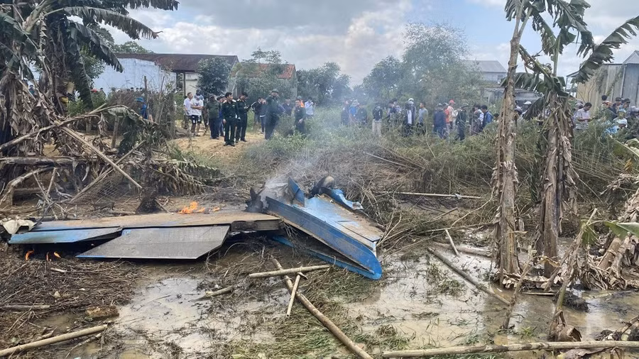 Hiện trường vụ máy bay huấn luyện quân sự rơi tại Điện Bàn, Quảng Nam. (Ảnh: Trần Tĩnh/TTXVN)