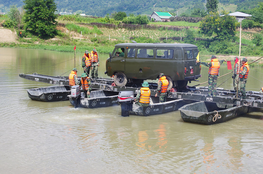 Cán bộ, chiến sĩ Lữ đoàn Công binh 7 huấn luyện vượt sông. Ảnh: V.H