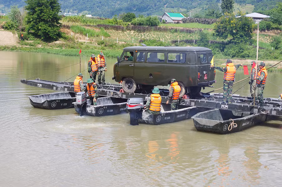 Cán bộ, chiến sĩ Lữ đoàn Công binh 7 huấn luyện vượt sông. Ảnh: V.H