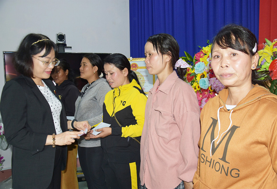 Bà Nguyễn Thị Mai Phương-Phó Chủ nhiệm Ủy ban Pháp luật của Quốc hội trao quà Tết cho người nghèo tại huyện Krông Pa. Ảnh: Hà Phương Bà Nguyễn Thị Mai Phương-Phó Chủ nhiệm Ủy ban Pháp luật của Quốc hội trao quà Tết cho người nghèo tại huyện Krông Pa. Ảnh: Hà Phương