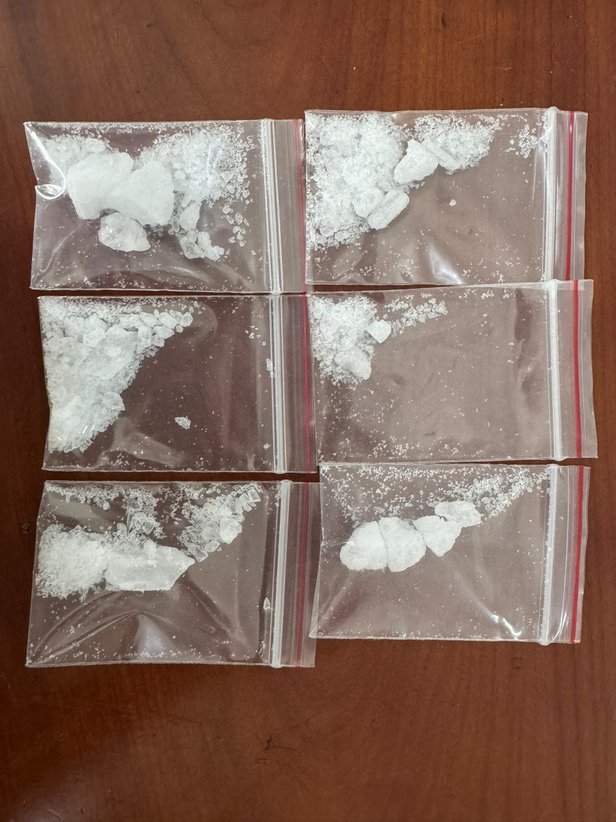 Nguyễn Văn Bi cùng tang vật tại Công an thành phố. Ảnh: PN