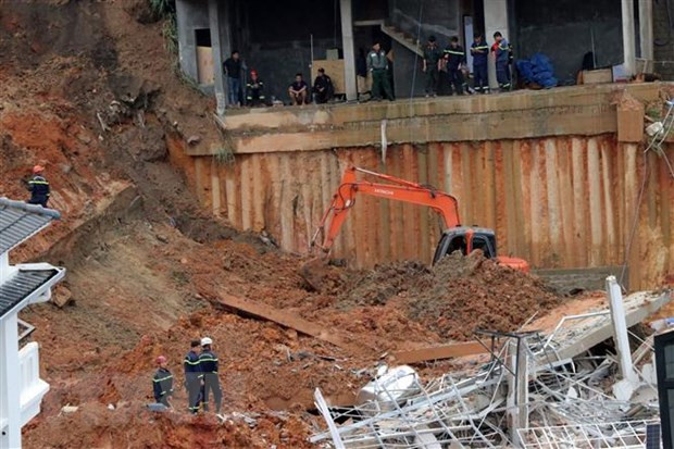 Lực lượng cứu hộ tìm kiếm những người mất tích. (Ảnh: Chu Quốc Hùng/TTXVN) Lực lượng cứu hộ tìm kiếm những người mất tích. (Ảnh: Chu Quốc Hùng/TTXVN)