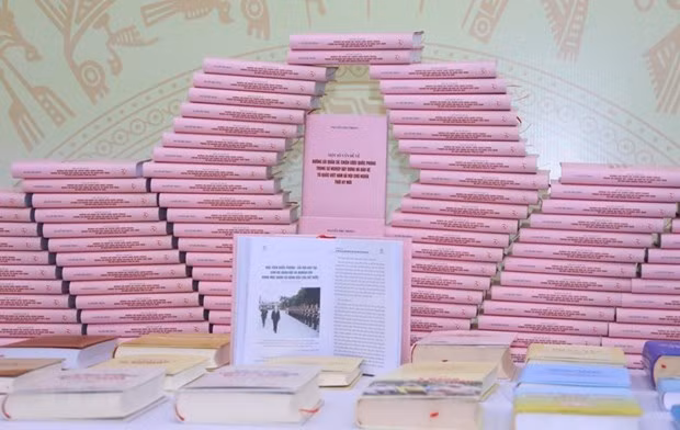 Khu trưng bày sách tại buổi lễ giới thiệu cuốn sách của Tổng Bí thư Nguyễn Phú Trọng về quân sự, quốc phòng. (Ảnh: Văn Điệp/TTXVN)