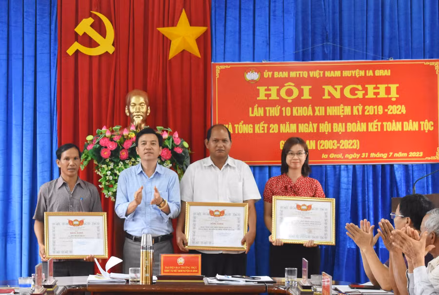 Trao tặng bằng khen của Ủy ban MTTQ Việt Nam tỉnh cho các tập thể, cá nhân xuất sắc. Ảnh: Minh Thoan
