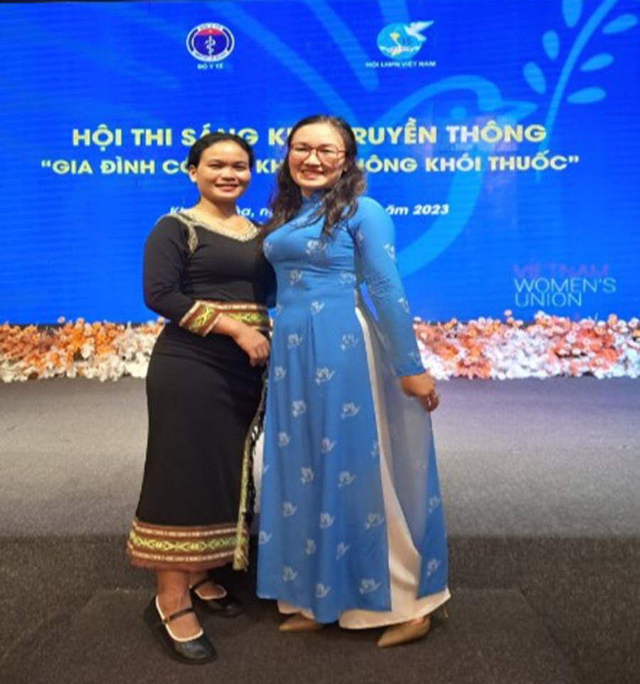 Chị H&apos;Tinh (bìa trái) tại hội thi sáng kiến truyền thông “Gia đình có sức khỏe-không khói thuốc”. Ảnh: T.H