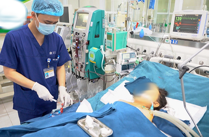 Bé trai tử vong vì ong đốt 100 nốt trên đường đi học - Ảnh 1. Một bệnh nhi bị ong đốt được điều trị tích cực