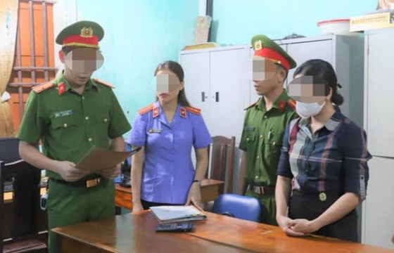 Cơ quan chức năng đọc lệnh khám xét nơi làm việc của Nguyễn Thị Mai. Ảnh: Công an Hà Tĩnh Cơ quan chức năng đọc lệnh khám xét nơi làm việc của Nguyễn Thị Mai. Ảnh: Công an Hà Tĩnh