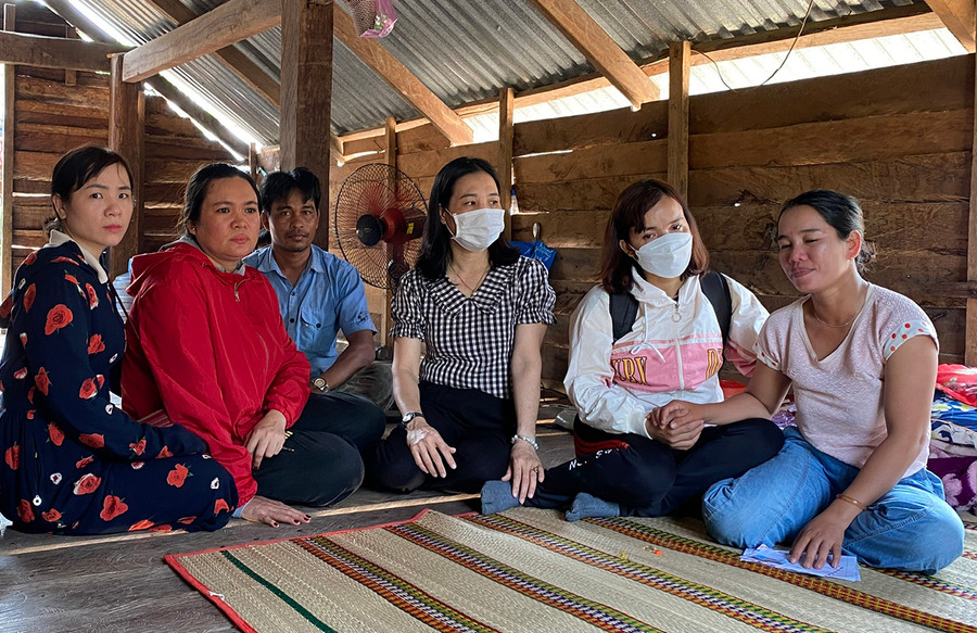 Chị Kpă H&apos;Yưp (bìa phải, mẹ cháu H&apos;Điếp) vẫn chưa hết bàng hoàng, đau xót khi mất đi đứa con gái. Ảnh: L.N