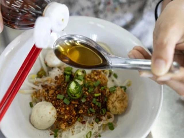 Chan thêm nước mắm hoặc rắc thêm muối trong bữa ăn làm tăng nguy cơ mắc bệnh thận. Ảnh: Shutterstock