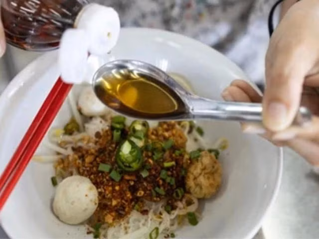 Chan thêm nước mắm hoặc rắc thêm muối trong bữa ăn làm tăng nguy cơ mắc bệnh thận. Ảnh: Shutterstock