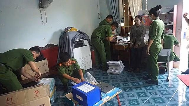 Công an khám xét nơi làm việc của bà Trang. Ảnh CÔNG AN CUNG CẤP Công an khám xét nơi làm việc của bà Trang. Ảnh CÔNG AN CUNG CẤP