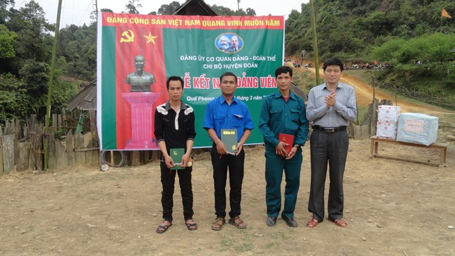 Mong Văn Tình (thứ hai từ trái sang) được kết nạp Đảng vào năm 2014. Mong Văn Tình (thứ hai từ trái sang) được kết nạp Đảng vào năm 2014.