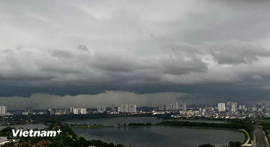 Mây đen tại Hà Nội báo hiệu trời sắp mưa. (Nguồn: Vietnam+) Mây đen tại Hà Nội báo hiệu trời sắp mưa. (Nguồn: Vietnam+)